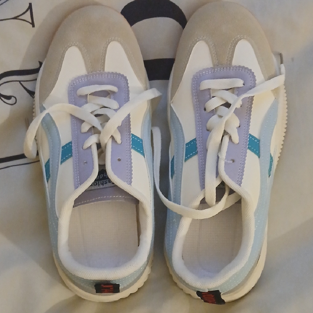 Like New Women's White and Blue Pastel Athletic Shoes Size 9